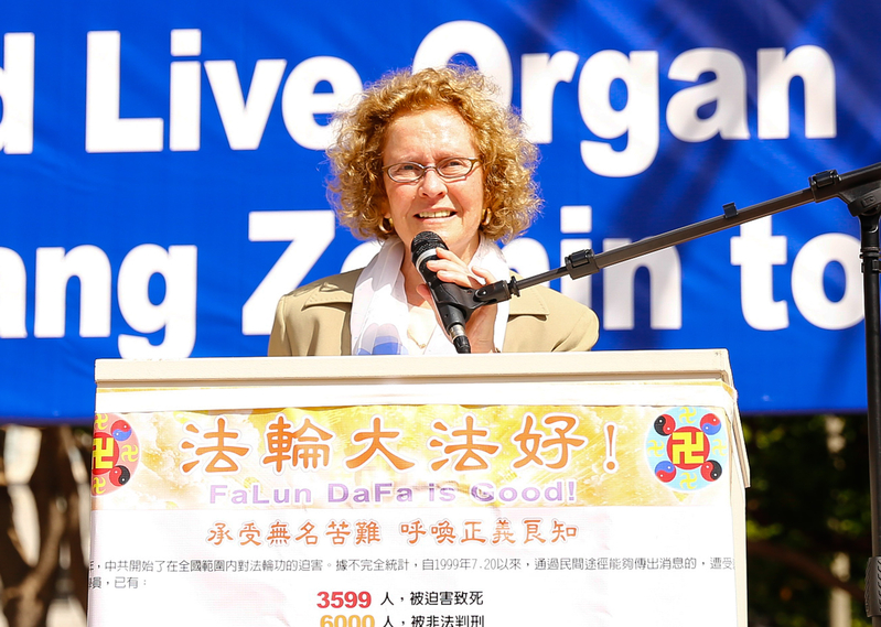 2015年10月15日,法轮功学员洛杉矶市中心潘兴广场集会。人权法律基金会执行主任泰瑞‧马什博士(Dr. Terri Marsh)向公众汇报了全球诉江大潮的情况。(戴兵/大纪元)