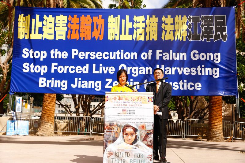 2015年10月15日,法轮功学员洛杉矶市中心潘兴广场集会。父亲被摘取器官的重庆法轮功学员江莉在控诉。(戴兵/大纪元)