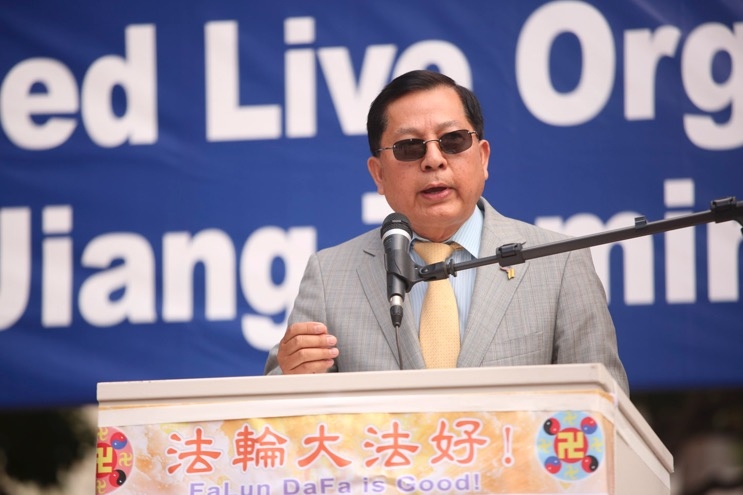 洛杉矶波莫纳地区越南族裔社区领袖胡佛(Huu Vo)医生在发言中。(Ben Chasteen/Epoch Times)