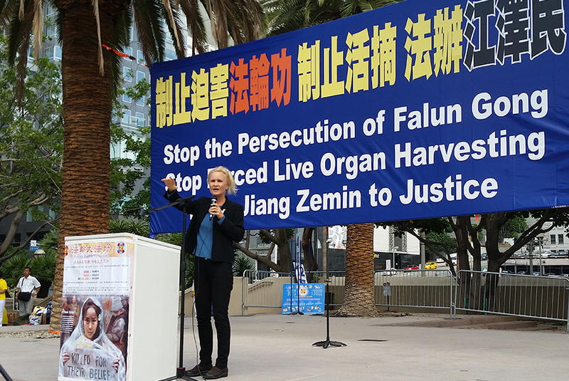 2015年10月15日,联合国协会(UNA)比佛利山分会的董事琼‧柯林斯(Joan Collins)女士在集会发言中表示,当她今年听说中共活摘器官的恶行,为之震惊不已,她呼吁全世界民众广传真相,共同制止这场迫害。(华德/大纪元)