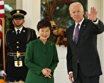 華盛頓-2015年10月15日，美國副總統拜登（右）和韓國總統朴槿惠與在美國海軍天文台官邸共進午餐。朴槿惠並於16日訪問白宮與總統奧巴馬會面。(Chip Somodevilla/Getty Images)