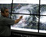 菲律賓當局於18日表示，中颱巨爵正橫掃東北的卡西古蘭（Casiguran）海岸地區，並有近一萬名當地居民撤出災區避難。本圖為防災委員會主管帕瑪在17日颱風登陸前，進行防災簡報。（JAY DIRECTO/AFP/Getty Images）