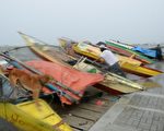 台风巨爵10月18日侵袭菲律宾，已造成至少2人死亡，1.6万人撤离家园，9个省的电力全部中断。图：当天，菲律宾渔民检查渔船。(TED ALJIBE/AFP/Getty Images)