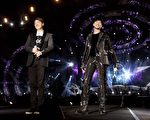 林俊傑(JJ)2015「時線:新地球 世界巡迴演唱會」最後一站——成都,邀請重量級嘉賓黎明(左)助陣。(華納提供)