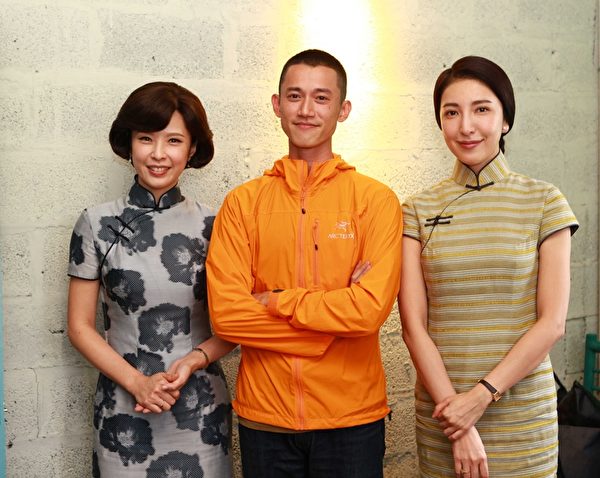 天心(左)与杨谨华在《一把青》片场,主演吴慷仁(中)前来探班。(公视提供) 天心(左)与杨谨华在《一把青》片场,主演吴慷仁(中)前来探班。(公视提供)