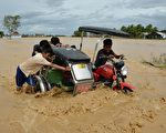 颱風巨爵侵襲菲律賓，截至19日下午，至少造成9人死亡，逾18萬人被迫暫離家園。(TED ALJIBE/AFP)