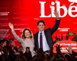 2015年10月20日，自由黨在加拿大大選中獲得勝利，組成多數黨政府，結束哈珀領導的保守黨9年執政。圖為自由黨領袖賈斯汀·特魯多和他的妻子蘇菲波於勝選後在魁北克蒙特利爾舞台上接受支持者的慶賀並揮手致意。(NICHOLAS KAMM/AFP)