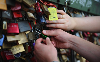 温市“爱情锁”雕塑锁定女王公园