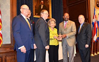 纳特市长（右二）在费城泛美协会庆祝成立75周年午餐年会上接受威廉•克娄史纪念奖。左一为费城泛美协会主席Romulo Diaz Jr。（良克霖/大纪元）