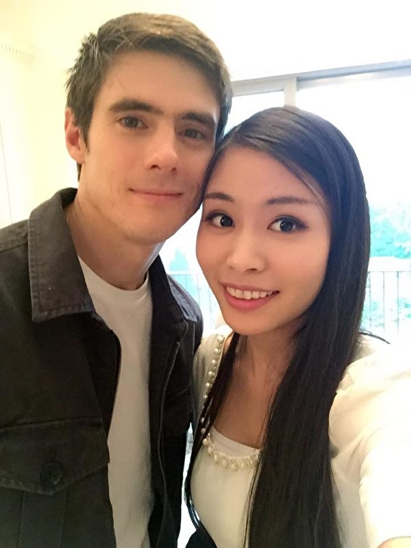 网路名人、新唐人电视台《老外看中国》节目主持人郝毅博的岳母在中国大陆被公安绑架。图为郝毅博和他的妻子新唐人气象主播臣倩。(郝毅博脸书) 网路名人、新唐人电视台《老外看中国》节目主持人郝毅博的岳母在中国大陆被公安绑架。图为郝毅博和他的妻子新唐人气象主播臣倩。(郝毅博脸书)