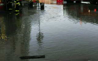 纽约皇后区水管破裂 地铁延误街道漫水