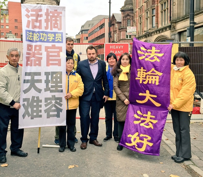 10月23日上午,曼城議員Kevin Peel先生特地趕到法輪功學員隊伍中來表示支持。(馬麗/大紀元)