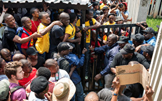 抗议学费飙涨 南非大学生冲撞总统府