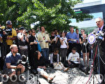 2012年6月聯邦交通部長Ray LaHood在華埠風華巴士站前召開記者會，宣布執法當局決定關閉26家廉價長途巴士公司，引起紐約各大主流媒體關注。（蔡溶/大紀元）