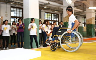 全台首创 曹佑宁考取第一张“轮椅驾照”