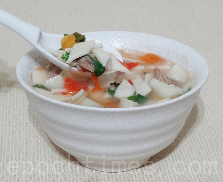 吃後滿頭大汗，全身暖活的扁豆麵旗子是新疆回族的家庭主食。（彩霞/大紀元）