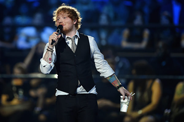 擔任主持人的紅髮艾德在獻唱。(Anthony Harvey/Getty Images for MTV) 擔任主持人的紅髮艾德在獻唱。(Anthony Harvey/Getty Images for MTV)