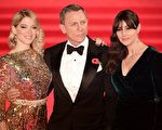 (左起)《幽靈黨》三位主演蕾雅‧瑟杜(Léa Seydoux)、丹尼爾‧克雷格(Daniel Craig)和莫妮卡‧貝魯奇(Monica Bellucci)。(LEON NEAL/AFP/Getty Images)
