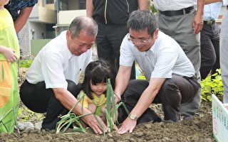 小孩学种葱 江聪渊市长(右) 许南山会长(左)给予帮忙。（宜兰市公所提供）