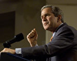 10月29日，美国前总统小布什在一个机会活动中表示，正在参加美国的弟弟杰布不需要为小布什的政绩做辩护。图：2001年小布什在华盛顿举行的一个农业会议上发言(Mark Wilson/Getty Images)