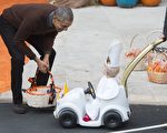 2015年10月30號，華盛頓特區白宮的南草坪，美國總統奧巴馬發放給兒童萬聖節糖果，其中有一位打扮成教宗的小朋友，坐在取名「教宗專車」的推車內，特別吸睛，當場被宣布為第一名裝扮。(SAUL LOEB/AFP/Getty Images)