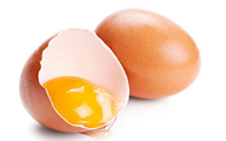 前所未见 母鸡生下超级大鸡蛋 内藏带壳蛋