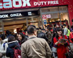 隨著日元大幅走低，吸引越來越多的中國遊客赴日旅遊購物。為此，日本執政自民黨稅制調查會計劃放寬針對訪日外國人的消費稅免稅政策。(Chris McGrath/Getty Images)