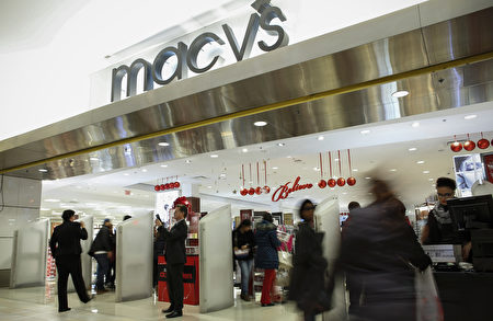 梅西公司(Macy’s Inc.)週三(11日)公布季度財報,銷售大幅下降並調降今年財測,股價因此單日暴跌14%,年內下跌40%。圖為梅西百貨(Macy's)在新澤西州紐波特(Newport)的連鎖專賣店。(Kena Betancur/Getty Images)