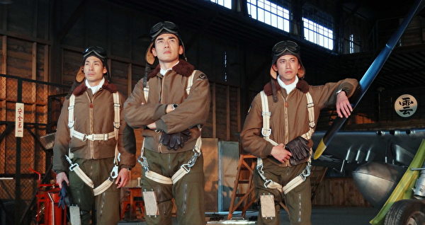 (左起)藍鈞天、楊一展、吳慷仁在《一把青》中飾演飛行員。(攝影許培鴻/公視提供) (左起)藍鈞天、楊一展、吳慷仁在《一把青》中飾演飛行員。(攝影許培鴻/公視提供)