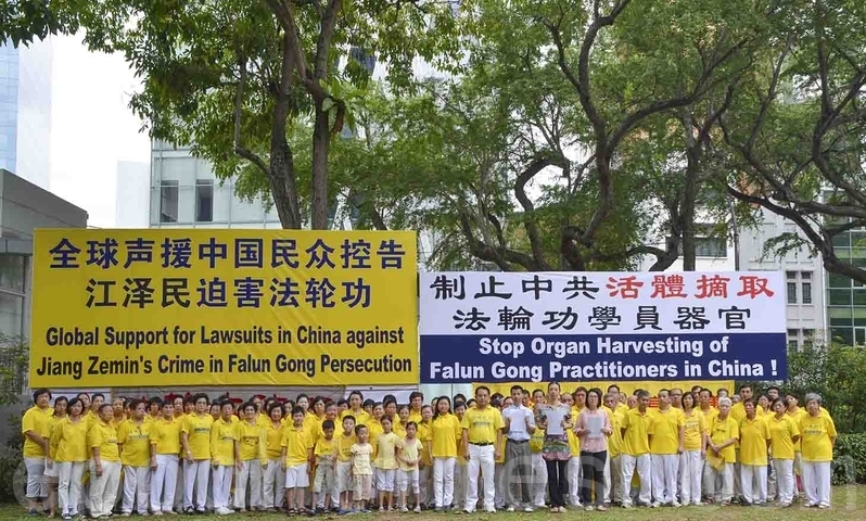 11月1日,在習近平即將來訪之際,部分新加坡法輪功學員在芳林公園集會,聲援中國民眾控告江澤民迫害法輪功的義舉。其中三位向中共「兩高」控告江澤民的法輪功學員展示他們的控告狀。(蘇每善/大紀元)