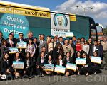 在加州全保（Covered California）開放登記的第二天（11月2日），其宣導巴士來到羅蘭崗「華興保險」總部廣場。（劉菲/大紀元）