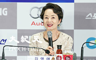 11月5日下午，前一届獲得獎杯演員金姈愛在首爾出席參加第36屆青龍電影獎明星拓手印活動。（全宇／大紀元）