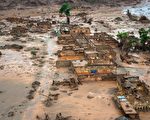 2015年11月6日，巴西历史古城玛丽安娜山区矿场水坝溃决，泥水将附近山村班托罗德里格斯（Bento Rodrigues）淹埋，至少17人死亡。(CHRISTOPHE SIMON/AFP/Getty Images)