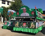 缅甸在8日举行国会大选，两主要政党都在仰光街头以宣传车游行造势，图为执政党的巩固与发展党（USDP）宣传车在街头，车上看板就是缅甸总统登盛。（台商黄资杰提供/中央社）