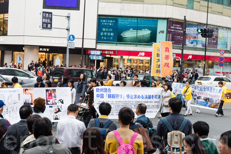 11月7日,日本法輪功學員在東京新宿的商業繁華區舉行遊行,及徵集舉報江澤民的聯署活動。許多日本民眾簽名支持,有中國遊客當場表示退出中共的黨團隊組織。(游沛然/大紀元)
