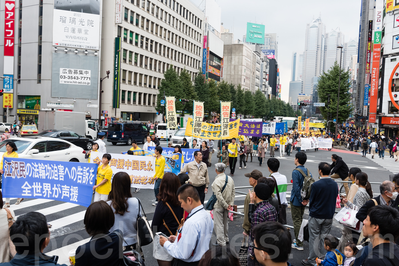 11月7日,日本法輪功學員在東京新宿的商業繁華區舉行遊行,及徵集舉報江澤民的聯署活動。許多日本民眾簽名支持,有中國遊客當場表示退出中共的黨團隊組織。(游沛然/大紀元)