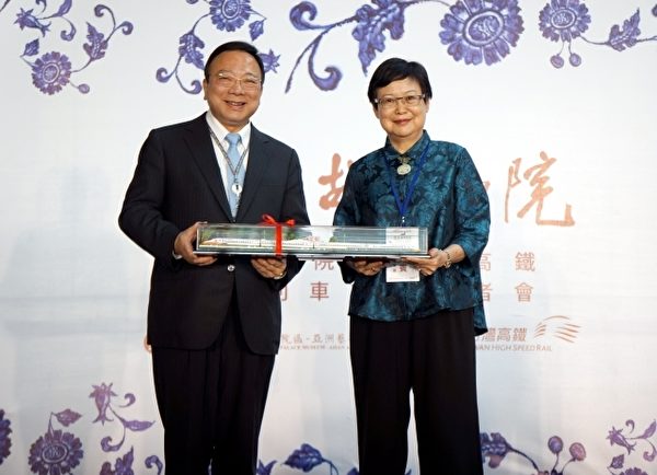 湾高铁刘维琪董事长(左)致赠礼物予国立故宫冯明珠院长(右)。(高铁提供) 湾高铁刘维琪董事长(左)致赠礼物予国立故宫冯明珠院长(右)。(高铁提供)