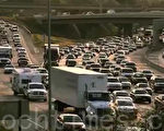 57和60高速公路交匯處號稱美國最擁堵路段，日均車流量達35萬車次。 （楊陽/大紀元）