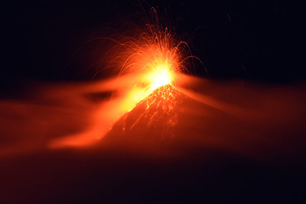 危地马拉富埃戈火山（Fuego Volcano）于11月9日晚间喷发，红色的熔岩如火炬照亮黑夜。（JOHAN ORDONEZ / AFP）