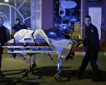 图为救护人员在抢救巴塔克朗演出厅（Bataclan）的伤者。(Thierry Chesnot/Getty Images)