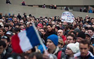 加拿大民众为巴黎恐袭遇难者烛光守夜