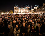 法国总理曼努埃尔‧瓦尔斯（Manuel Valls）周日（15日）说，已有103名遇难者的身份已经得到确认，其中包括23名外籍遇难者。图为民众在为遇难者举行悼念活动。(David Ramos/Getty Images)