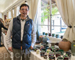 灣區華裔陶藝家林新春在硅谷陶瓷藝術展。（曹景哲／大紀元）