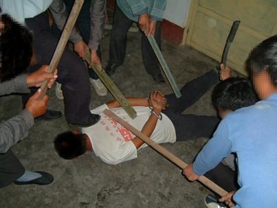 6.酷刑演示:暴打(明慧網)