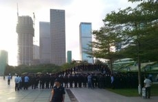 深圳小学毒跑道遭家长抗议 千名学生告假