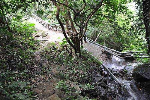 抵達溪山百年古圳步道終點處的溪澗小瀑布處。 (圖片提供:tony) 