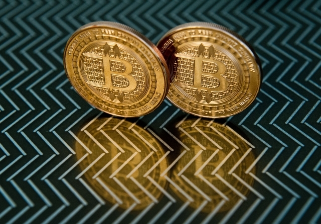 2017年年初，一枚比特币还兑换不上一盎司黄金，如今约可兑换十盎司的黄金。（AFP）