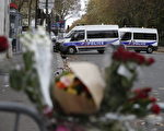 10月13日，巴黎恐怖攻擊，首批抵達巴塔克蘭劇場血案現場的警官表示，現場宛如「但丁神曲地獄篇」。圖為巴塔克蘭劇場附近的花。(KENZO TRIBOUILLARD/AFP)