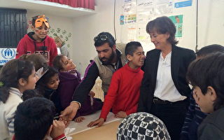 聯合國難民署地區代表、加拿大多倫多人Ninette Kelley（右2）在黎巴嫩的難民營員與敘難民的孩子在一起。（加通社）