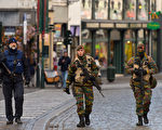 周一，比利时首都布鲁塞尔依然处于最高级别紧急状态。巴黎恐怖袭击唯一活着的通缉犯依然下落不明，有报导说，此人或逃往德国。(Ben Pruchnie/Getty Images)